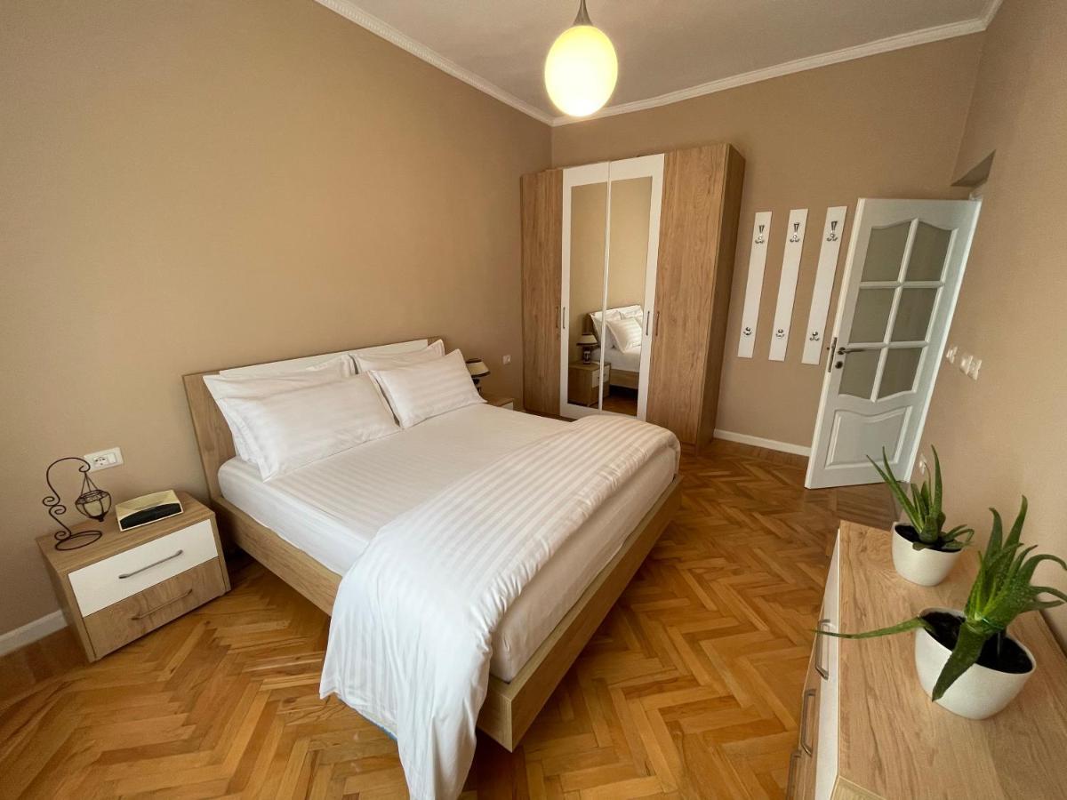 Joni & Joy Center Apartment Berat Exteriör bild